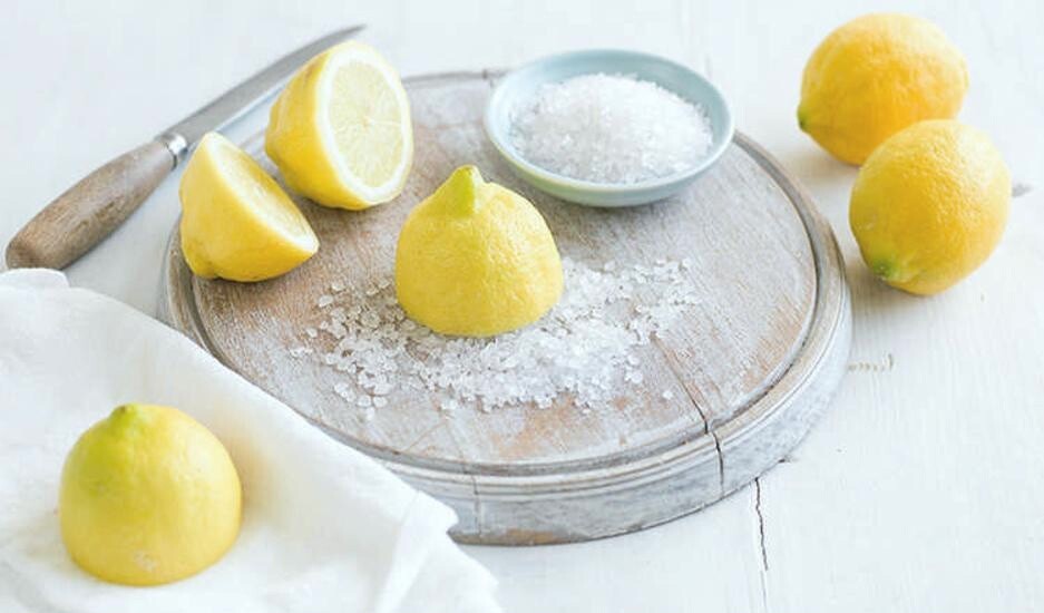 Морская соль и сок лимона