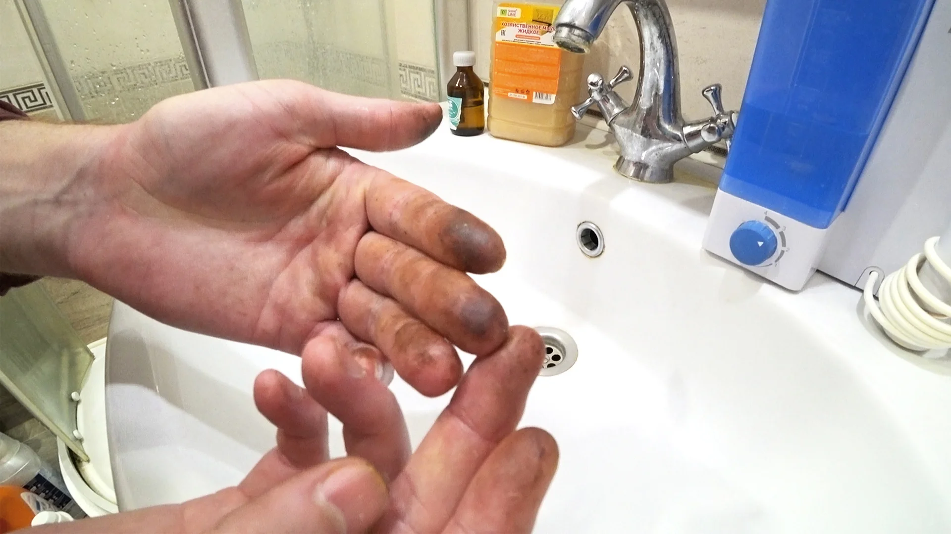 Руки после чистки маслят